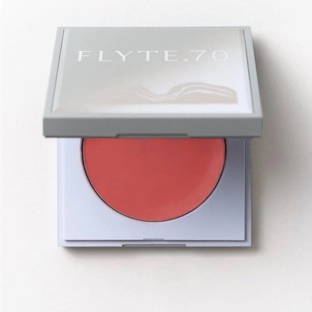 HazyCheek.Crème
TENDERNESS
Neutral blushed rose